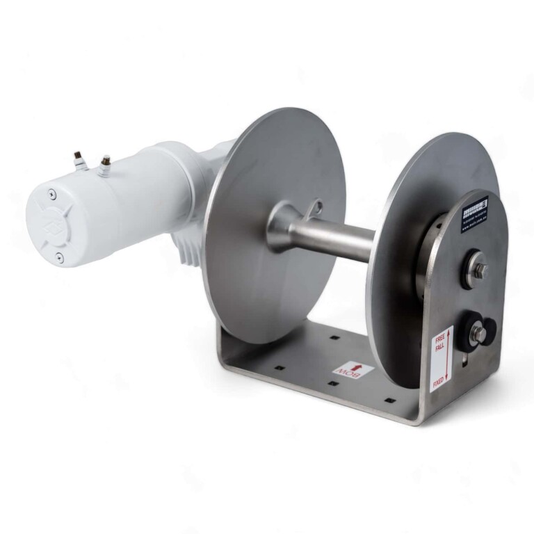 DFF 15 / High-precision industrial mixing device with stainless steel blades and motor for engineering projects.