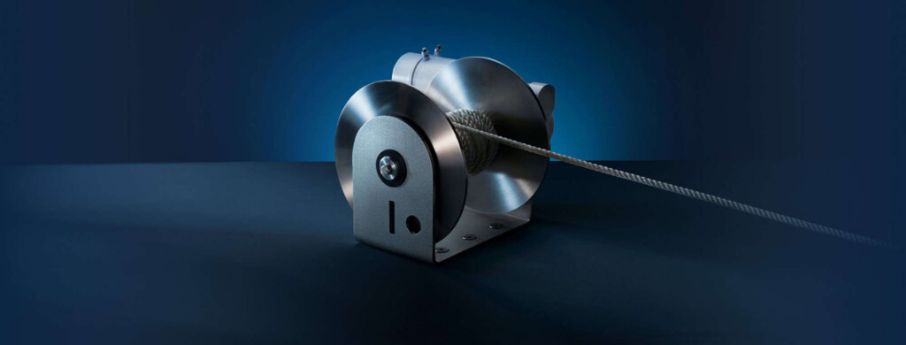 High-quality industrial winch with steel drum and rope for heavy-duty lifting applications.